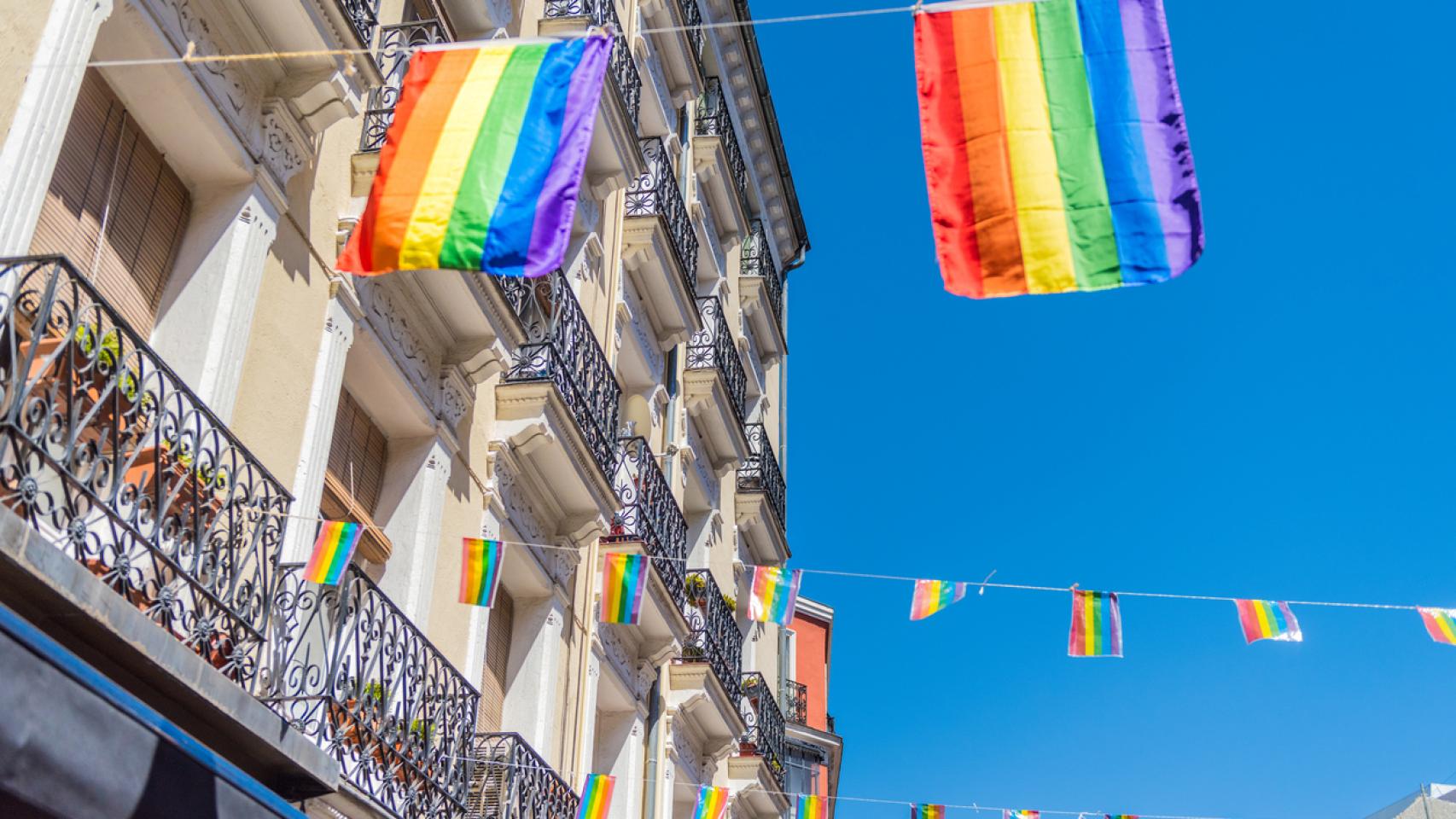 Qué calles están cortadas y a qué líneas de autobuses afectan las Fiestas del Orgullo de Madrid