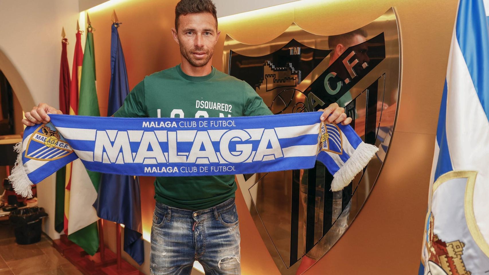 Rubén Castro, con la bufanda del Málaga CF.