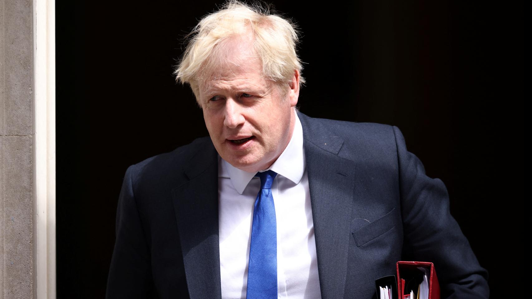 Boris Johnson saliendo de Downing Street.