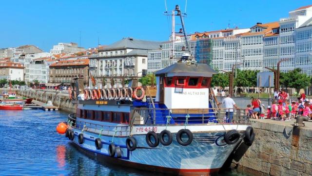 El Rías Altas Dos en la dársena de La Marina.