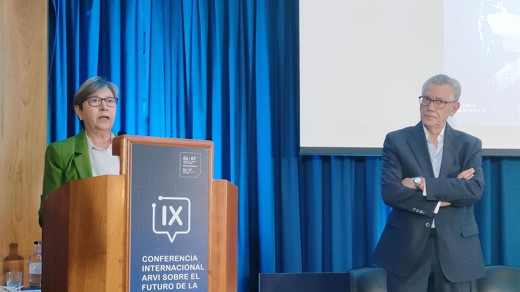 La conselleira do Mar, Rosa Quintana, y el responsable de la Cooperativa de Armadores de Vigo (ARVI), Javier Touza, en la clausura de la IX Conferencia Internacional ARVI sobre el Futuro de la Pesca.