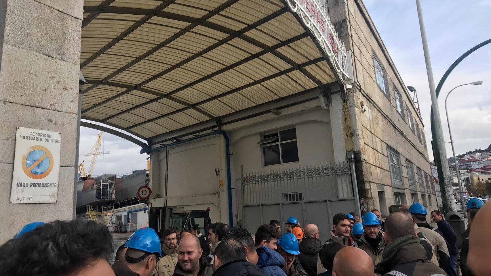 Trebajadores concentrados a las puertas del astillero vigués.