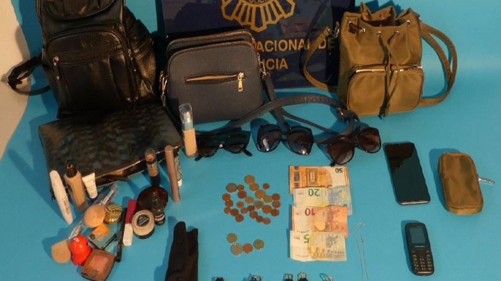 Efectivos intervenidos a las tres mujeres detenidas.