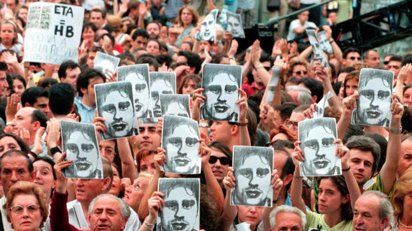 Manifestación contra el secuestro de Miguel Ángel Blanco en 1997.