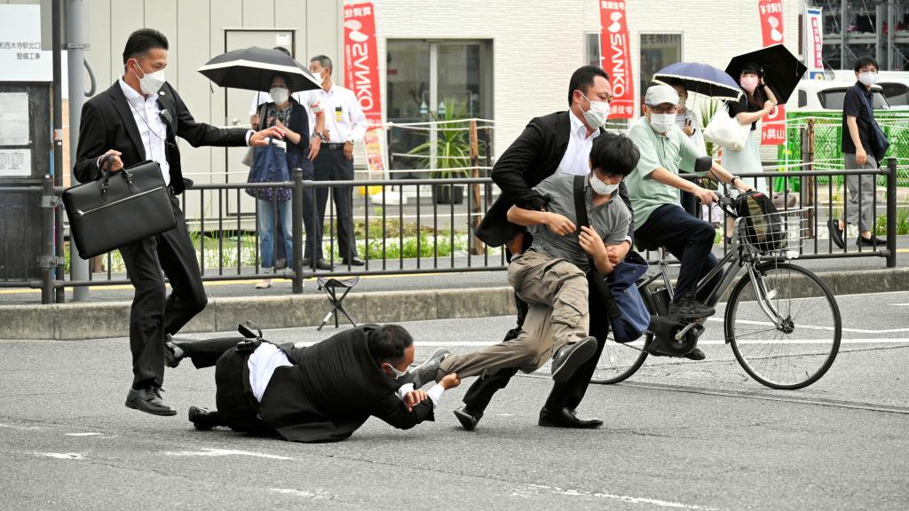 El presunto asesino de Shinzo Abe, siendo arrestado por las fuerzas policiales este viernes tras el ataque al ex primer ministro nipón.
