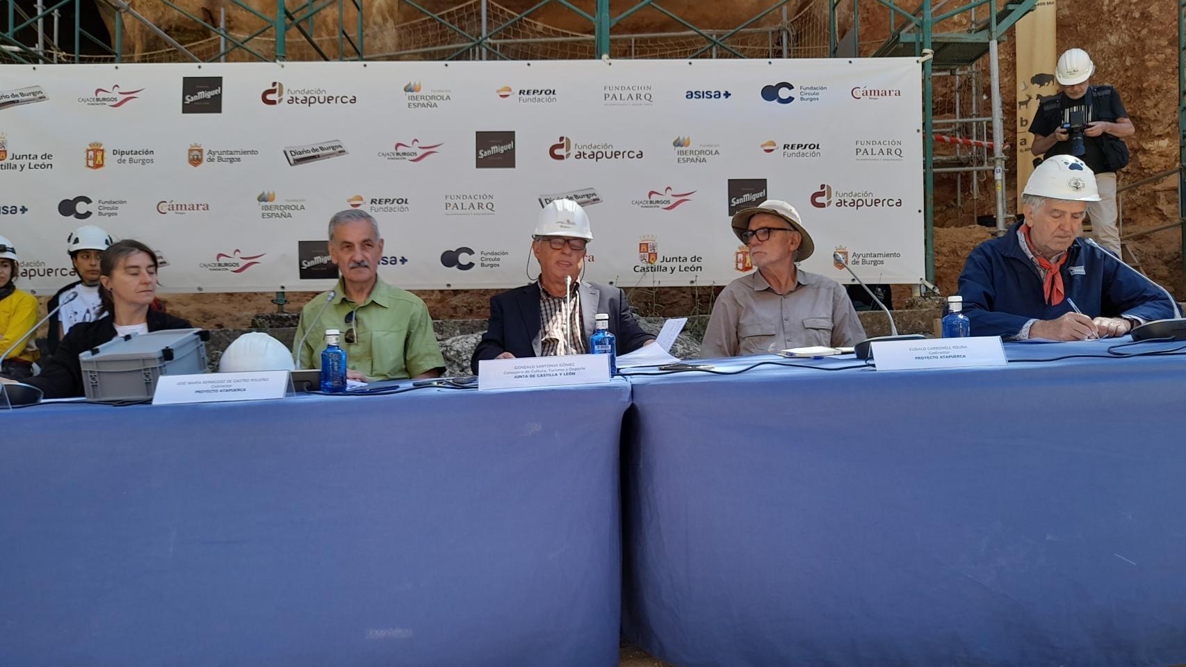 Gonzalo Santonja y los codirectores del Proyecto, Juan Luis Arsuaga, José María Bermúdez de Castro y Eudald Carbonell y Rosa Huguet presentan el nuevo descubirmiento