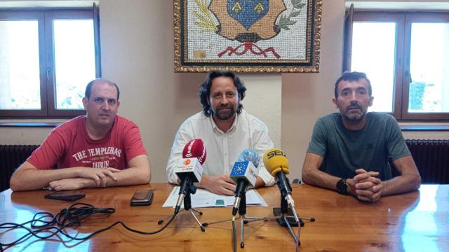 El alcalde de Béjar, junto al atleta Miguel Heras, presenta el nuevo proyecto deportivo