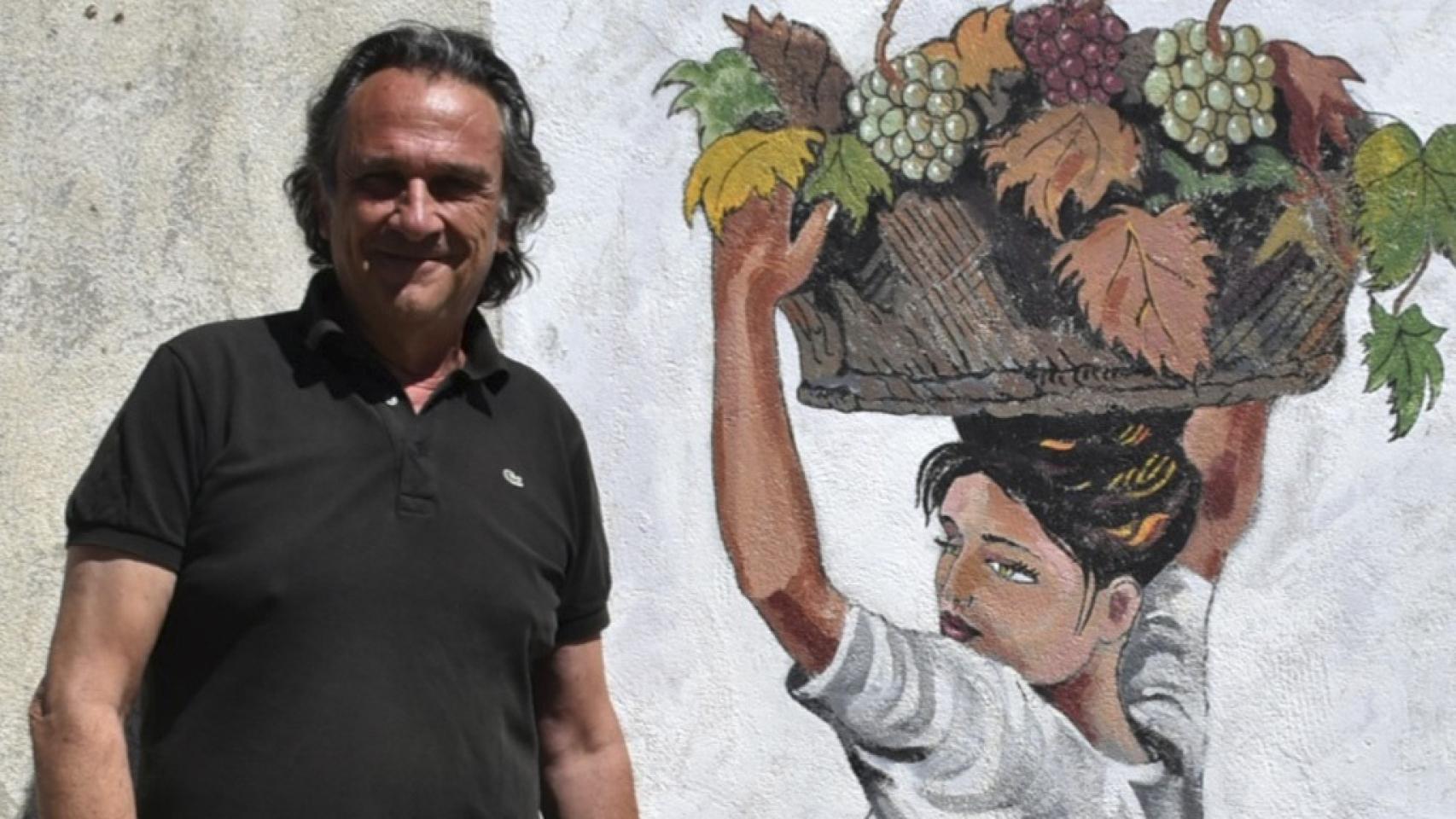 Juan junto a su última obra