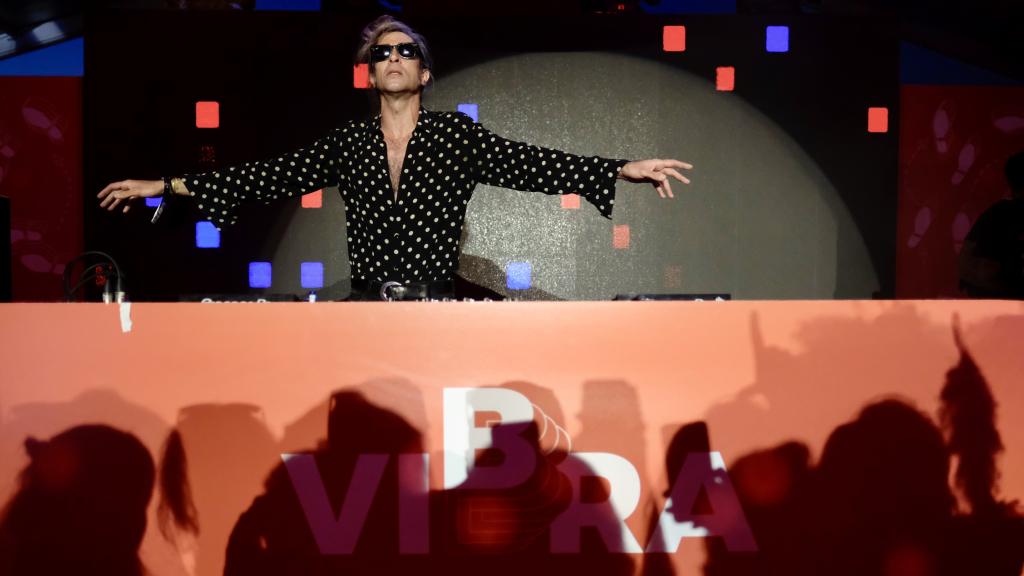 Mario Vaquerizo ha sido DJ sorpresa en el espacio Disco Vibra Mahou del Mad Cool.