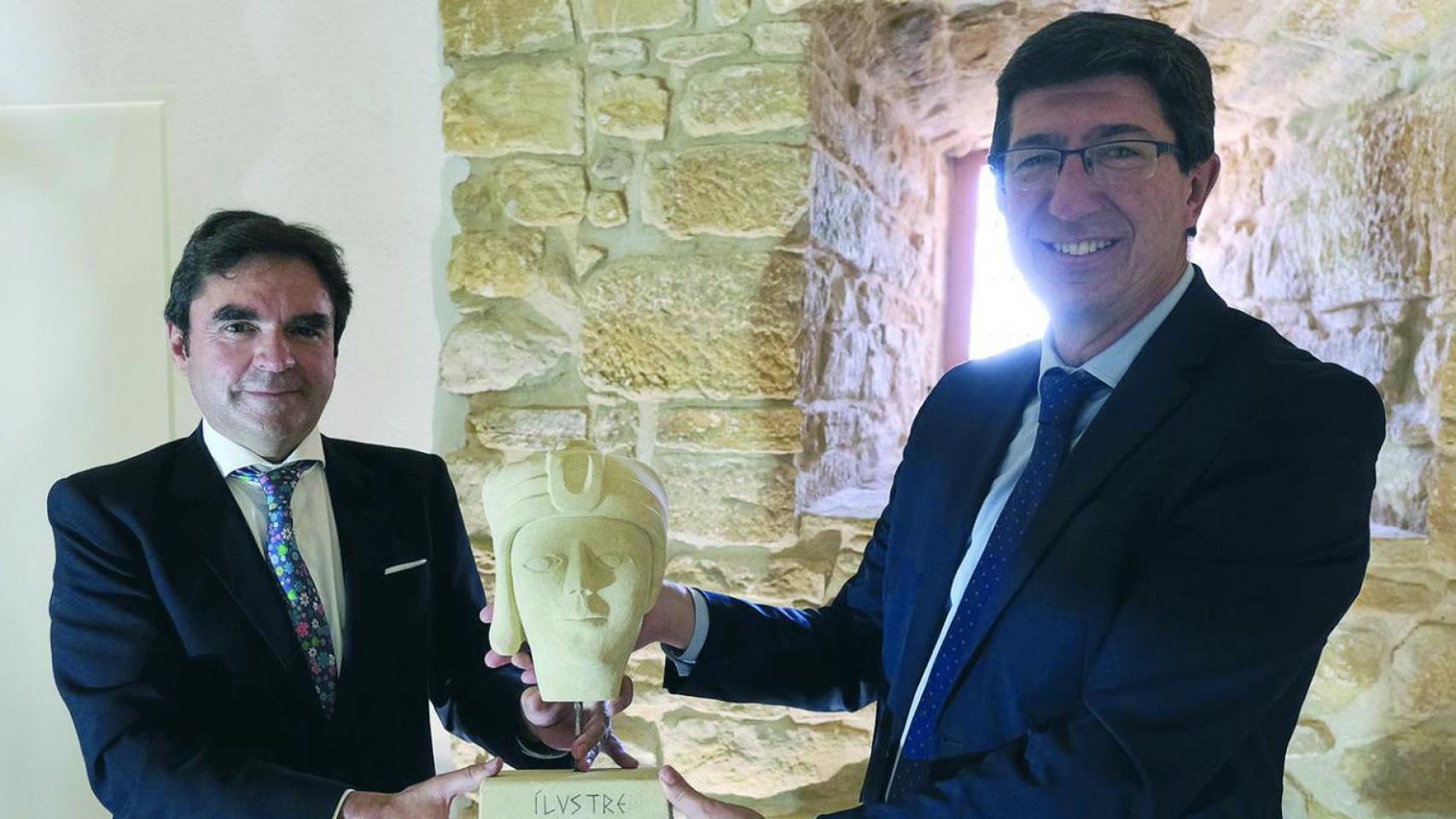 El alcalde de Porcuna de Cs, Miguel Moreno, y Juan Marín en una imagen de archivo durante una visita a la localidad.