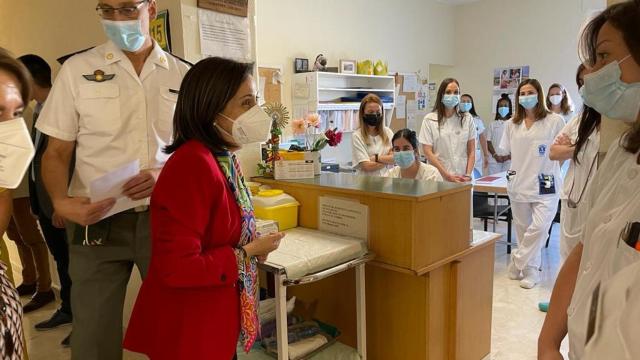 Margarita Robles este viernes en el Hospital Militar de Zaragoza.