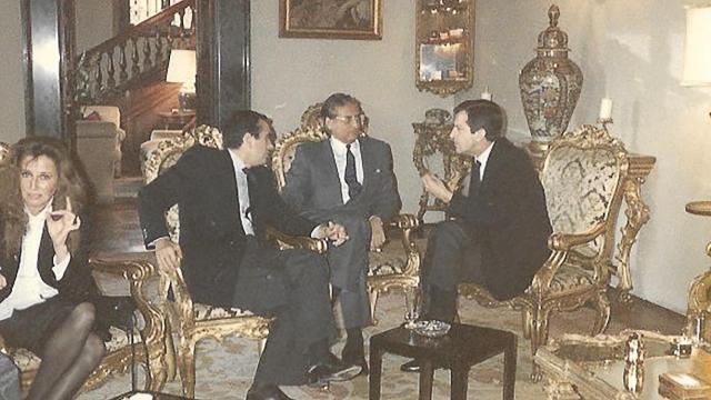 Jorge de Esteban, de gris y en el centro del corrillo, charlando con Adolfo Suárez en la embajada de Roma.