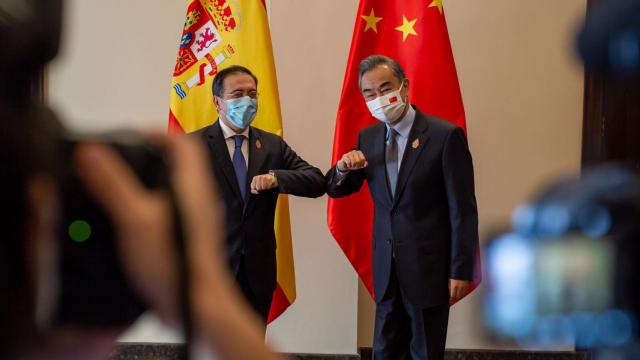 José Manuel Albares, junto al ministro de Exteriores chino, Wang Yi, durante la cumbre del G-20 en Bali.