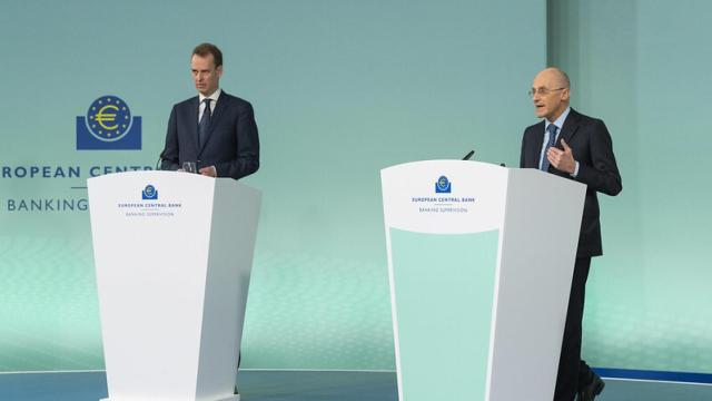 Frank Elderson y Andrea Enria, máximos responsables del Consejo de Supervisión del BCE, en febrero de 2022.