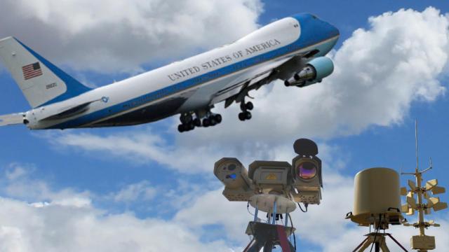 Montaje del Air Force One junto a la tecnología de Indra.