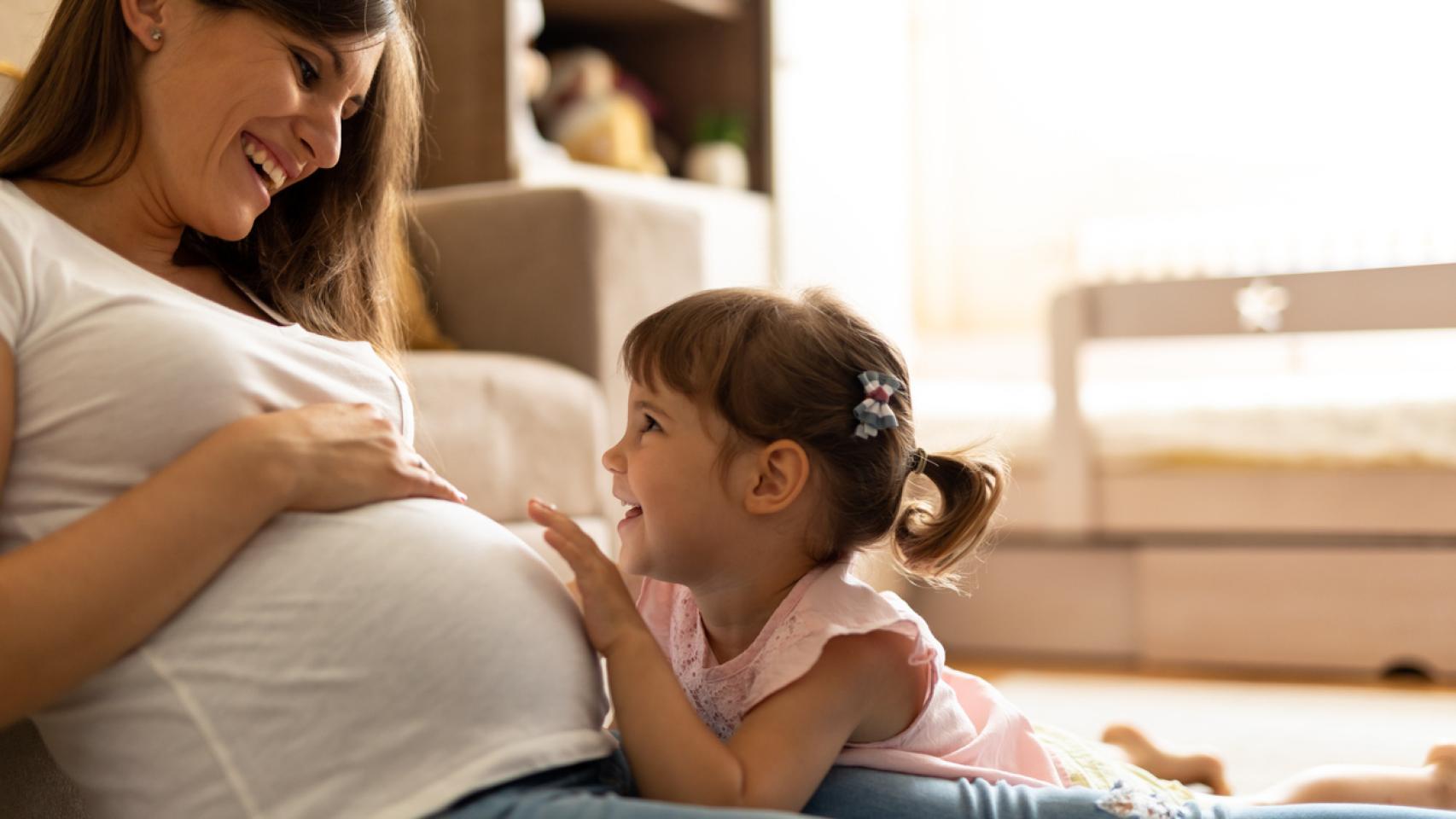 Madre embarazada y niña