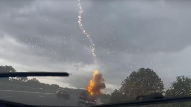 Un rayo impactando en una camioneta