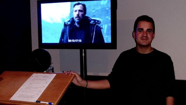 O tradutor Manuel Arca traballando no filme ‘A Liga da Xustiza’.