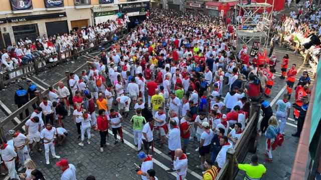 La plaza del Ayuntamiento a rebosar antes del tercer encierro de San Fermín 2022.
