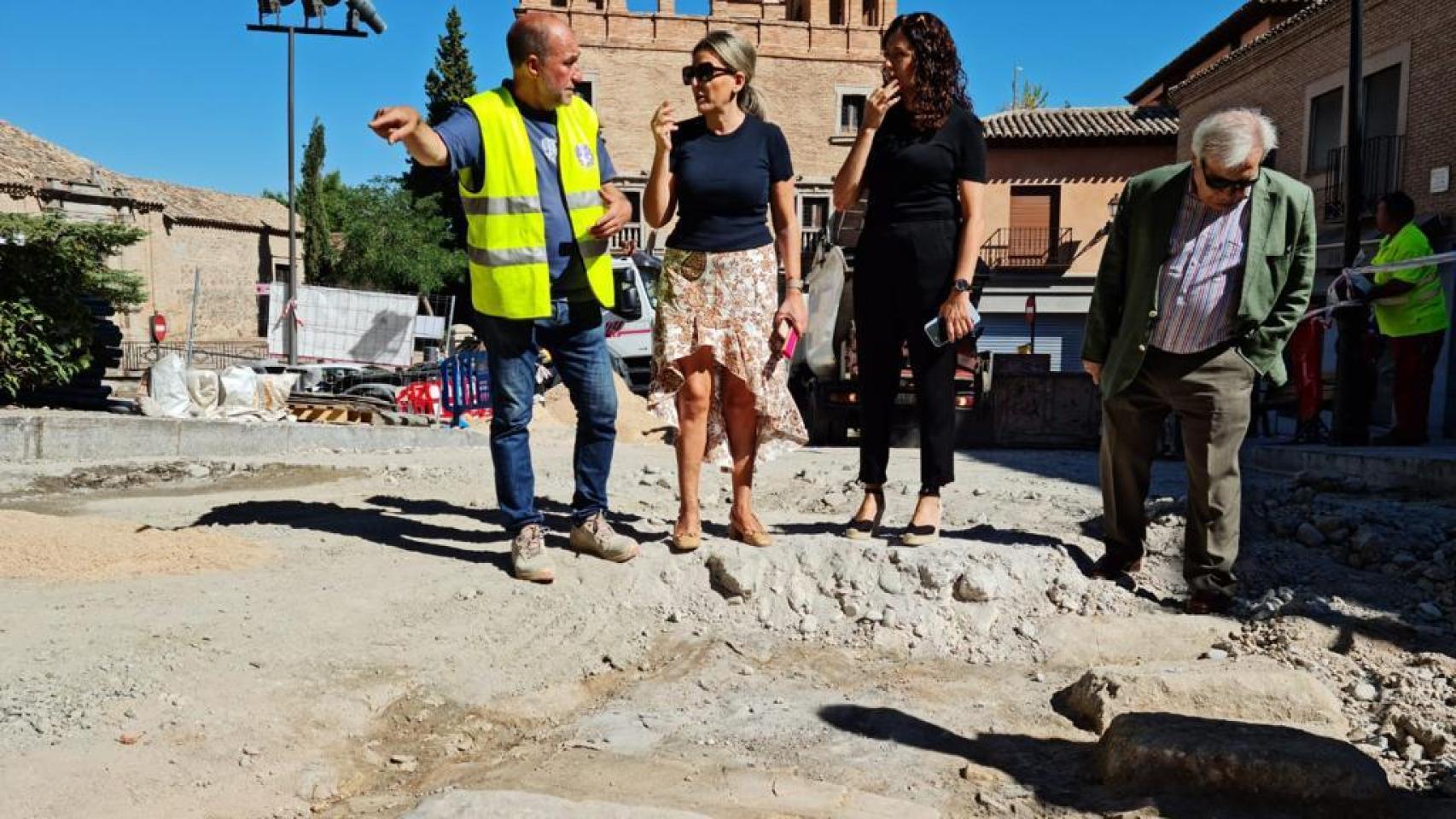 La alcaldesa Milagros Tolón visitando los restos hallados.
