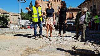 La alcaldesa Milagros Tolón visitando los restos hallados.