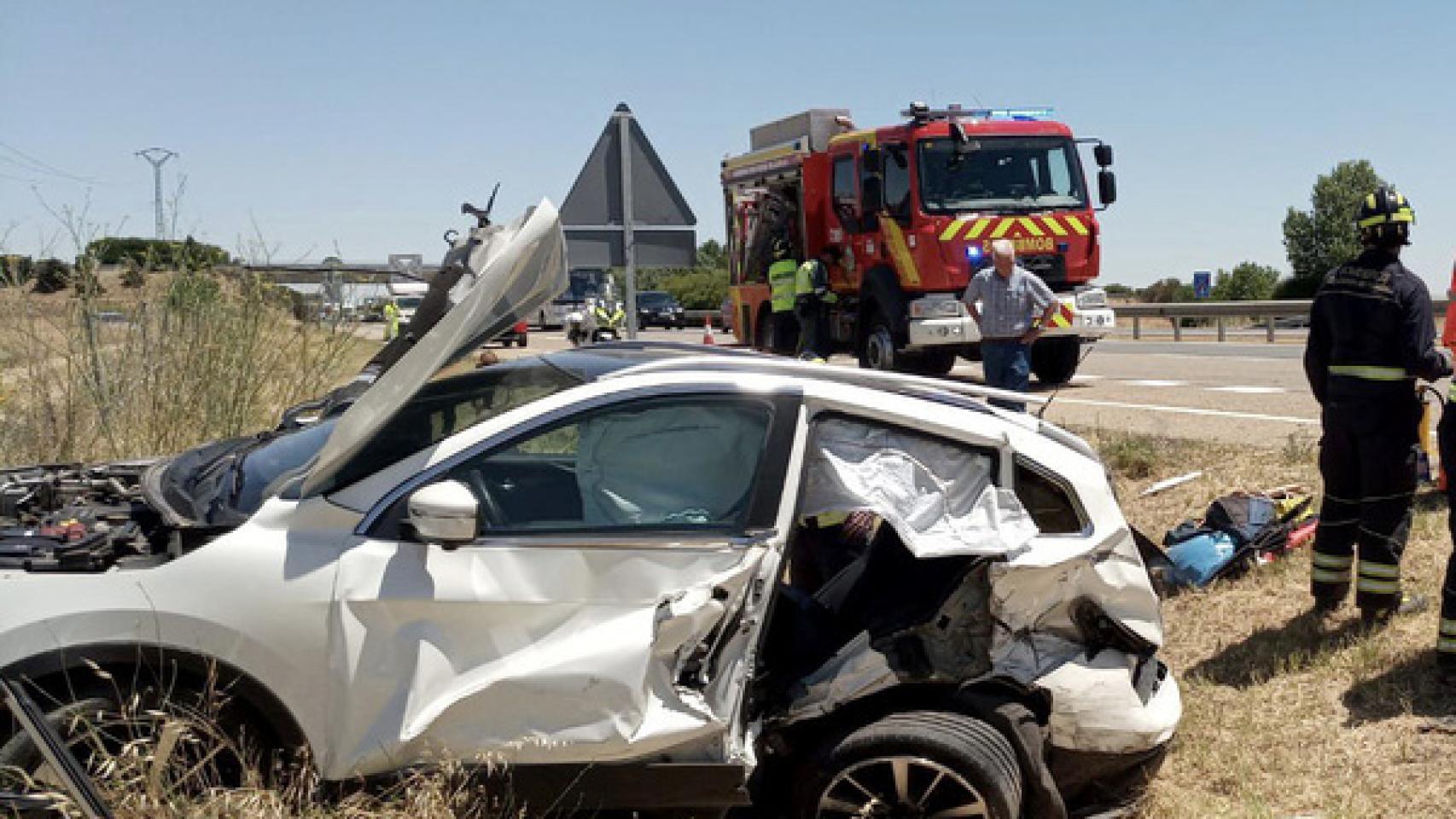 Imagen de un coche accidentado en Tordesillas.