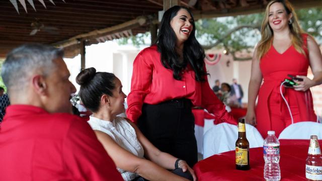 Mayra Flores en la jornada electoral en la que se convirtió en la primera latina de ultraderecha en ganar en Texas.