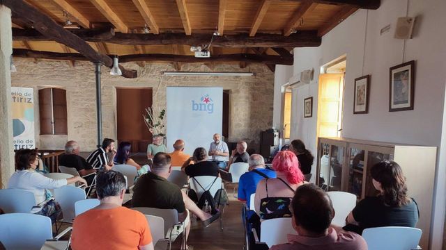 Acto público del BNG en Guitiriz para denunciar la supresión de paradas en líneas de autobuses y pedir un rectificación al Ministerio de Transportes.