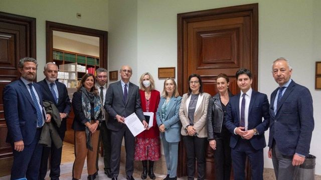 Diputados gallegos del PP en el Congreso registran la solicitud de comparecencia de la ministra de Transportes, Raquel Sánchez.