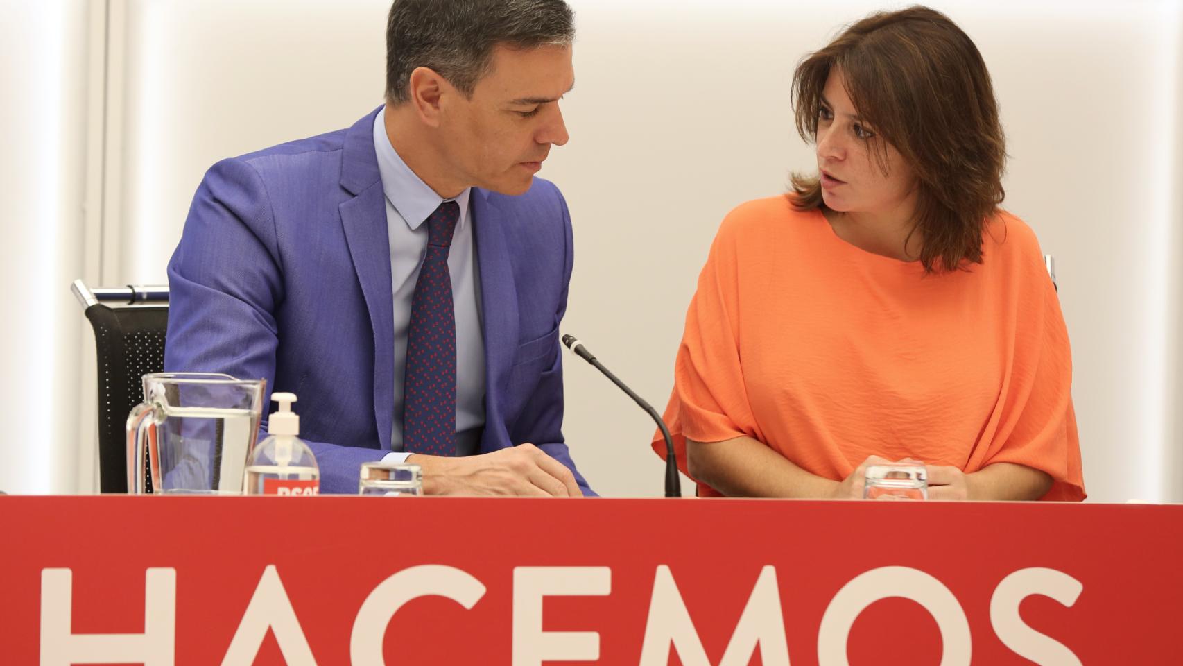 El presidente del Gobierno, Pedro Sánchez, junto a Adriana Lastra.