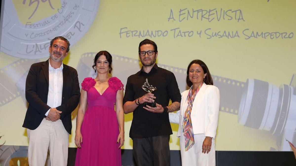 Los ganadores del Faro de Plata, recogiendo el premio este sábado.