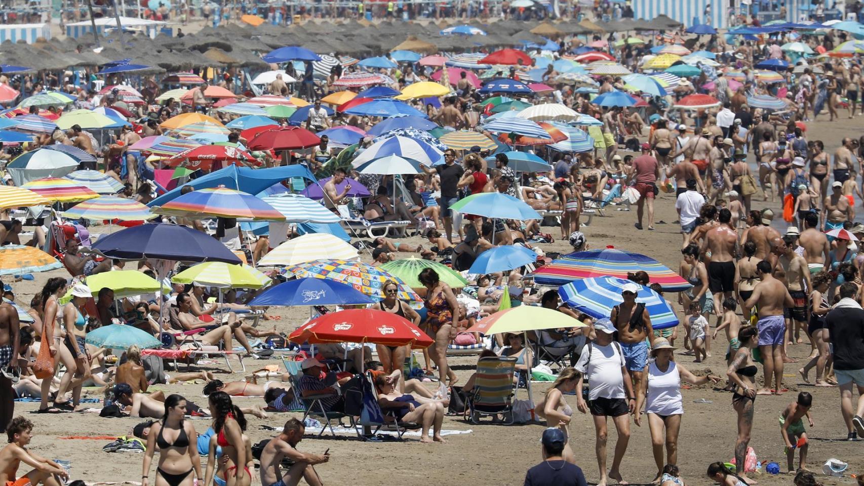 Playa valenciana llena de gente, esta semana.