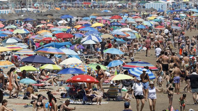 Playa valenciana llena de gente, esta semana.