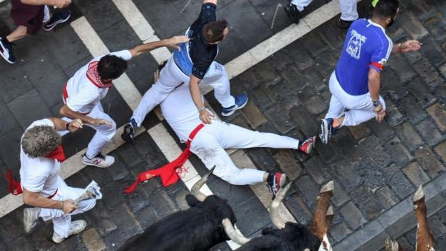 Una imagen del cuarto encierro este domingo en los Sanfermines. Foto: Efe