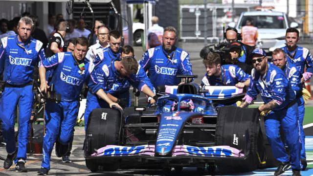 El Alpine de Fernando Alonso en problemas y siendo empujado por los mecánicos