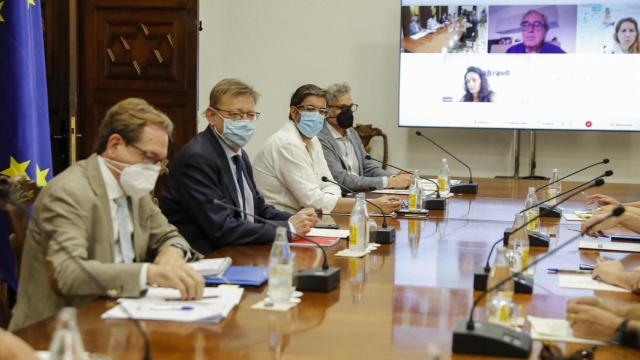 El presidente de la Generalitat, Ximo Puig, con la comisión de expertos, este lunes.