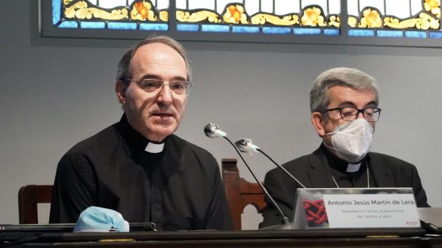 El arzobispo electo de Valladolid, Luis Argüello, y el presidente de Cáritas Autonómica de Castilla y León, Jesús Martín de Lera, presentan la Memoria 2021 de Cáritas Autonómica de Castilla y León