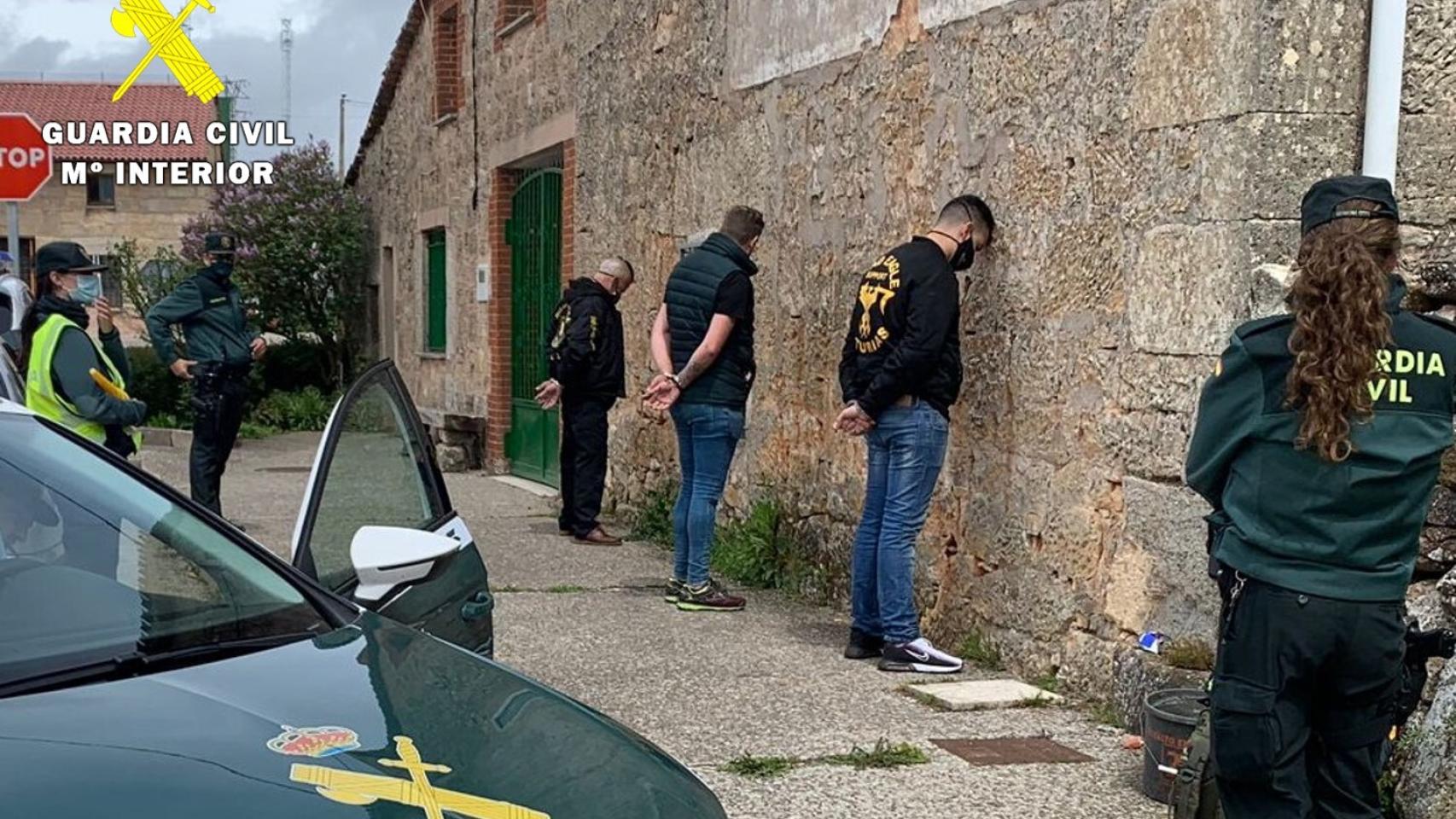 Imagen del momento de la detención facilitada por la Guardia Civil.
