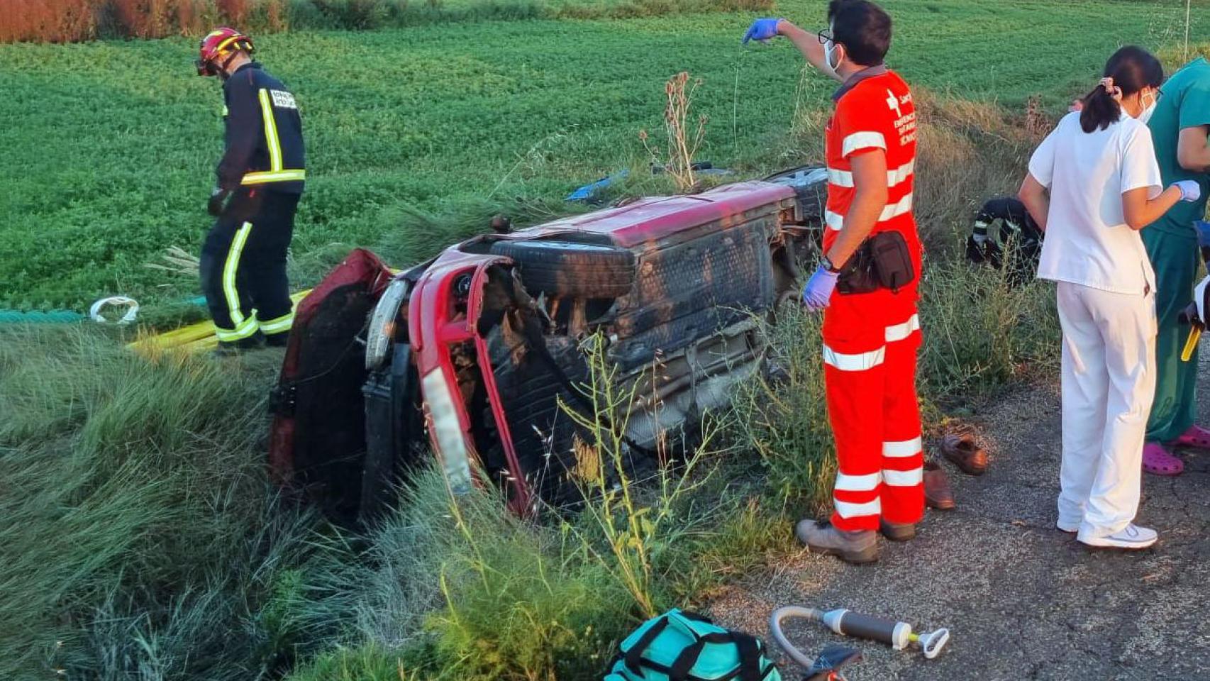 Los equipos trabajan en el rescate del ocupante del vehículo accidentado