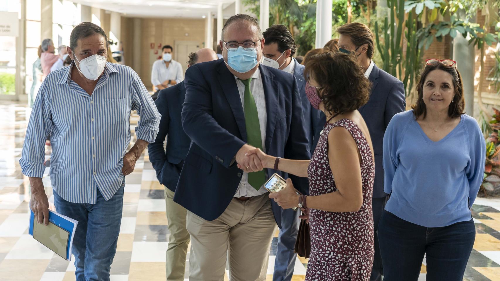 El consejero de Sanidad, Alejandro Vázquez, inaugura la jornada 'Estrategia de prevención de la conducta suicida en Castilla y León' dirigida a los medios de comunicación. En la imagen junto al anterior consejero de Sanidad, Antonio María Sáez Aguado al comienzo de las Jornadas