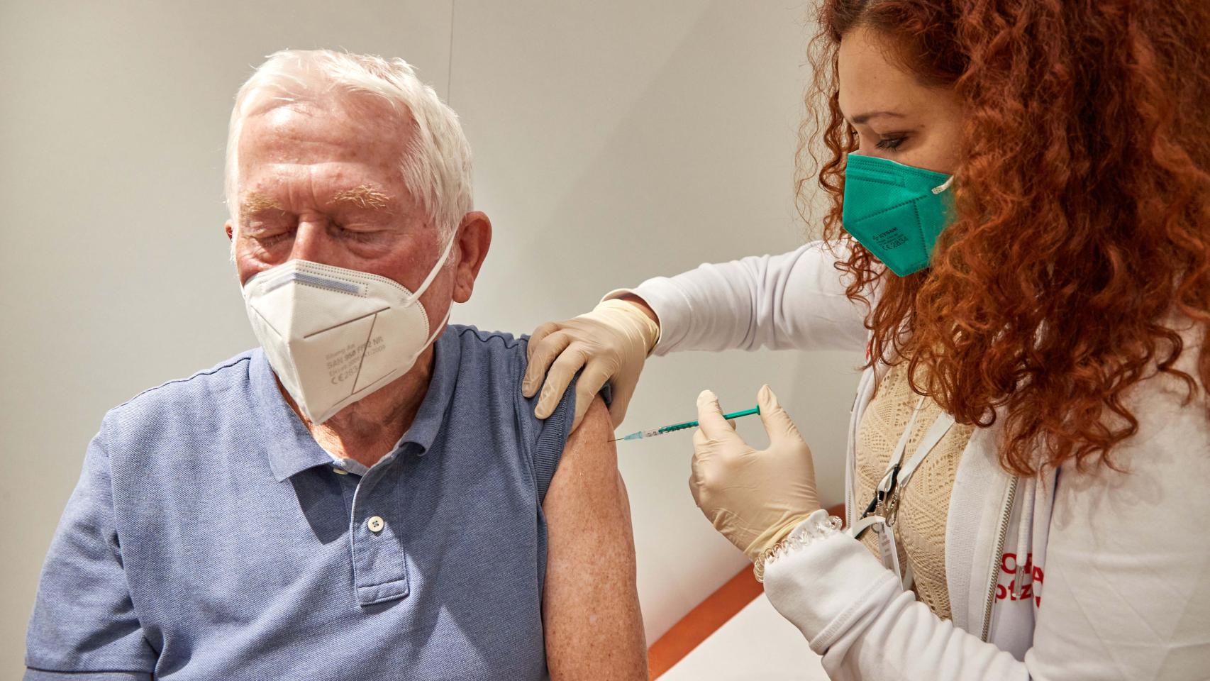 Un hombre de 82 años recibe en Alemania una nueva dosis de la vacuna contra la Covid-19.