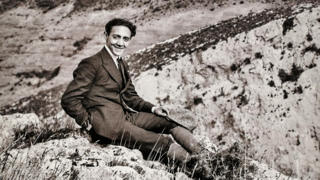 Fotografía de Ramón J. Sender con la que se inicia la exposición del Instituto Cervnates