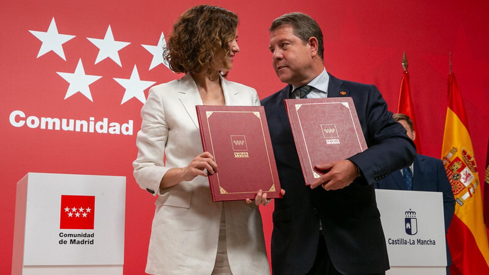Isabel Díaz-Ayuso y Emiliano García-Page este lunes en la Real Casa de Correos de Madrid.