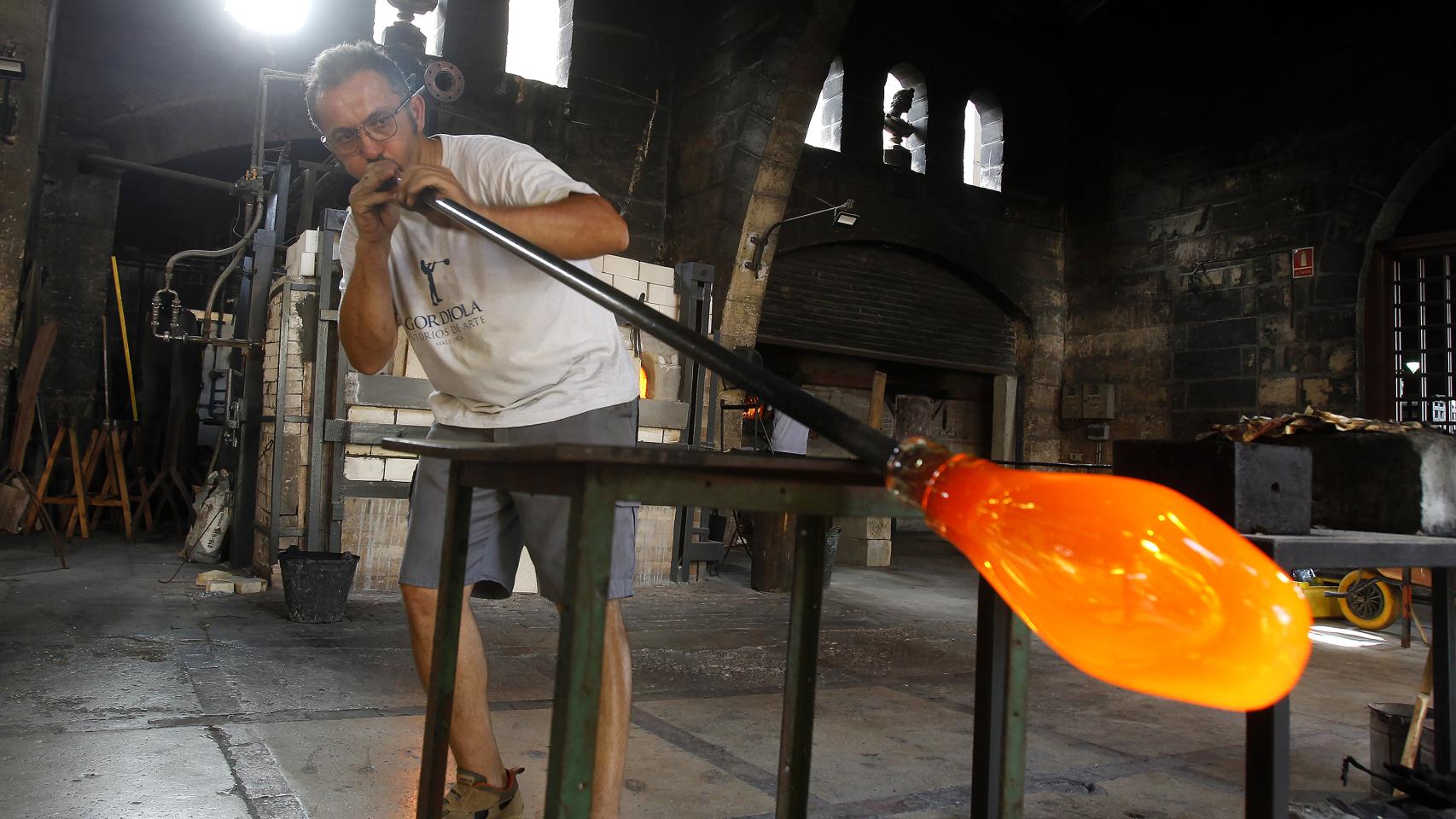 Un artesano fabrica vidrio mediante la técnica del vidrio soplado en la Fábrica de Vidrios de Arte Gordiola