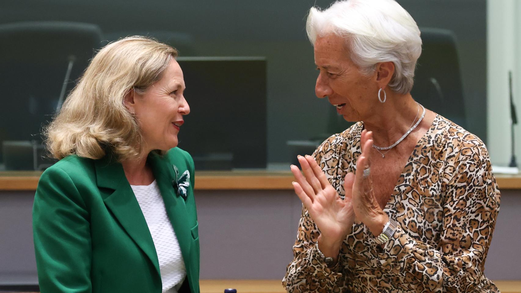 La vicepresidenta Nadia Calviño conversa con la presidenta del BCE, Christine Lagarde, durante el Eurogrupo de este lunes