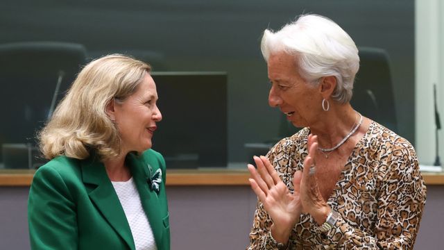 La vicepresidenta Nadia Calviño conversa con la presidenta del BCE, Christine Lagarde, durante el Eurogrupo de este lunes
