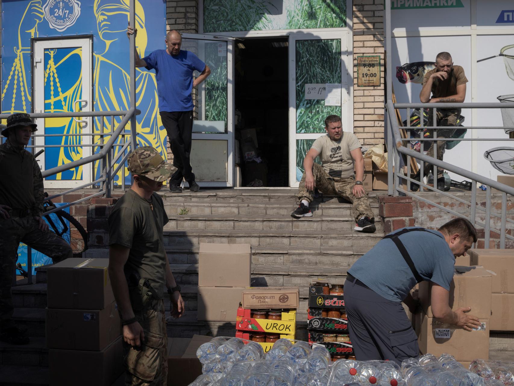 Soldados y civiles ucranianos distribuyen ayuda humanitaria en Sloviansk.