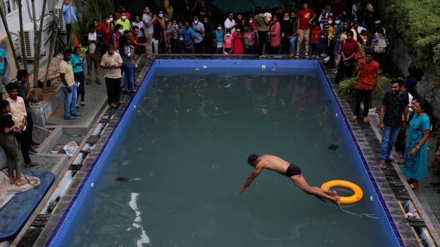 Los manifestantes tomaron la residencia oficial del presidente y se bañaron en la piscina.