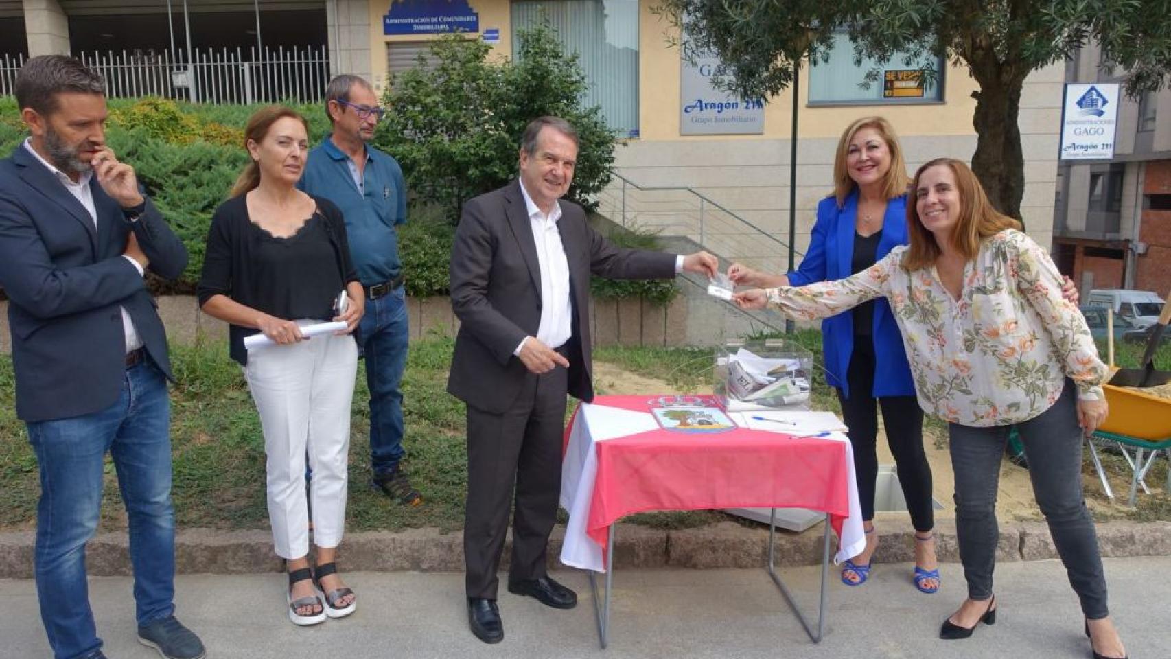 El alcalde y las concelleiras Yolanda Aguiar y Nuria Rodríguez, durante el acto simbólico de colocación de la primera piedra.