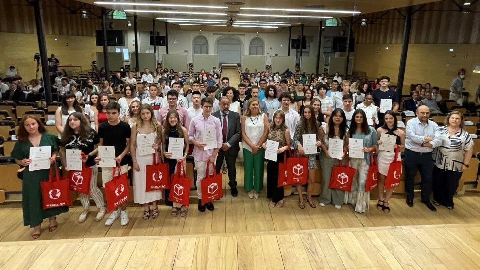 La conejera de Educación y el rector de la UCLM con los alumnos con mejores notas en la EvAU.